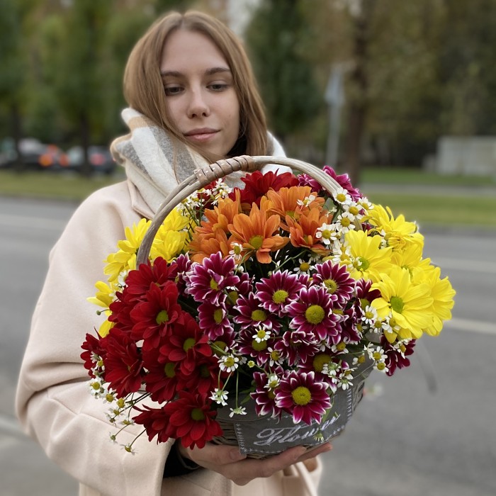 7 кустовых хризантем Яркий Mix в корзине