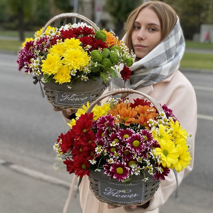 7 кустовых хризантем Яркий Mix в корзине