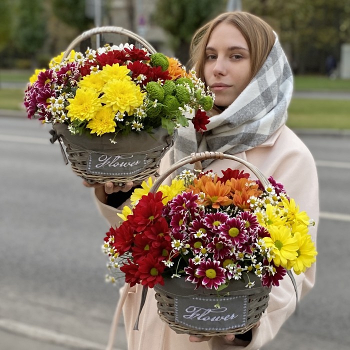 7 кустовых хризантем Яркий Mix в корзине