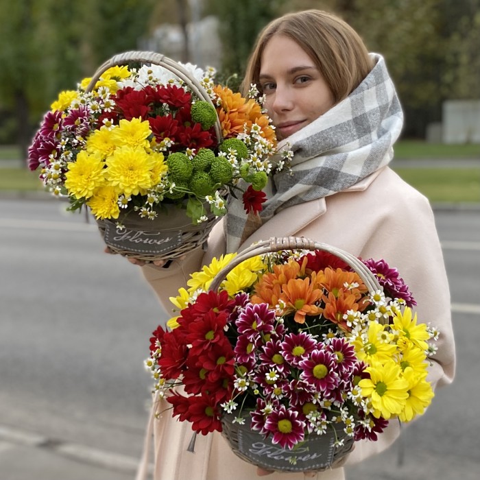 7 кустовых хризантем Яркий Mix в корзине