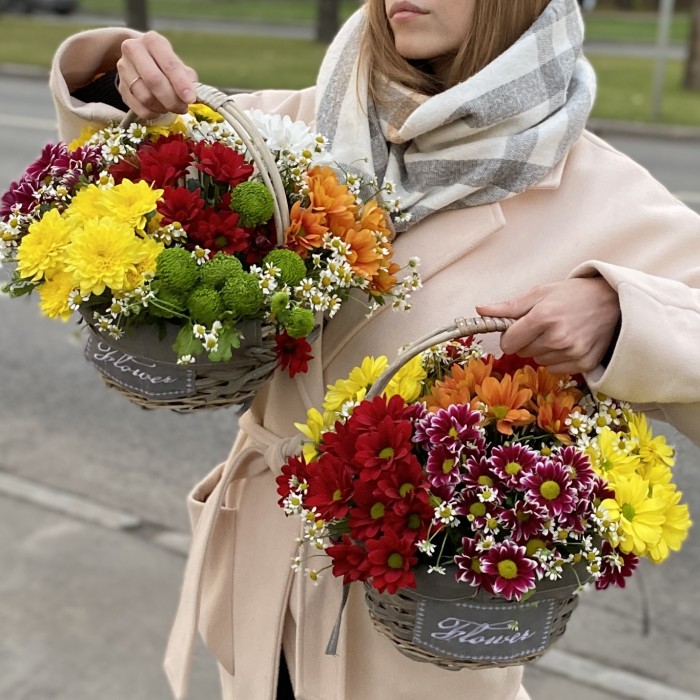 7 кустовых хризантем Яркий Mix в корзине
