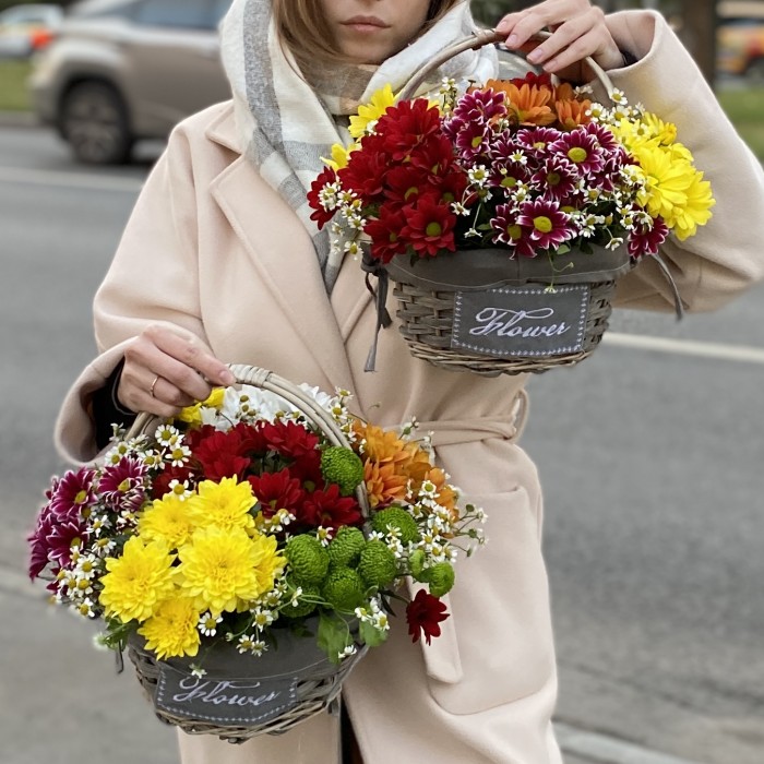 7 кустовых хризантем Яркий Mix в корзине