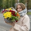7 кустовых хризантем Яркий Mix в корзине