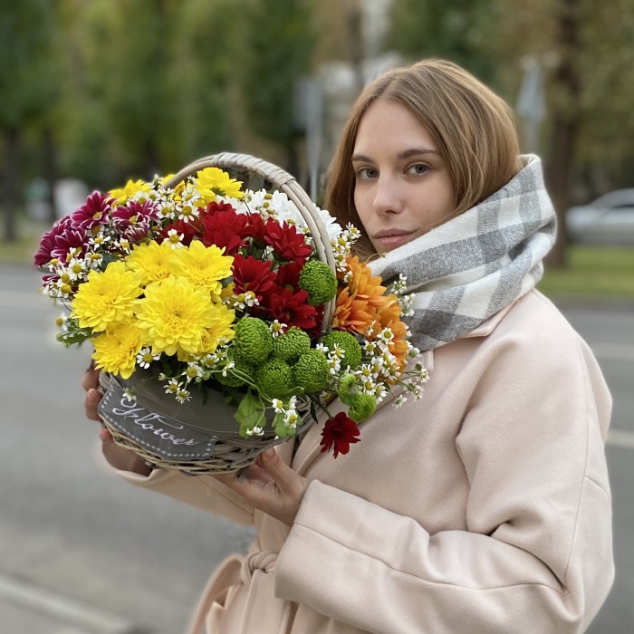 7 кустовых хризантем Яркий Mix в корзине