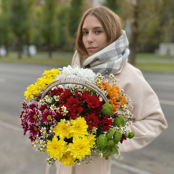 7 кустовых хризантем Яркий Mix в корзине