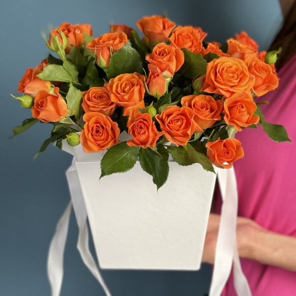 7 кустовых оарнжевых роз Чарминг Бейб в коробке