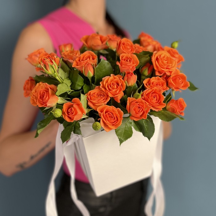 7 кустовых оарнжевых роз Чарминг Бейб в коробке