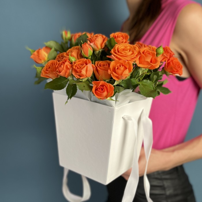 7 кустовых оарнжевых роз Чарминг Бейб в коробке