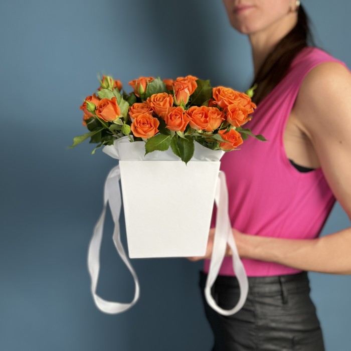 7 кустовых оарнжевых роз Чарминг Бейб в коробке