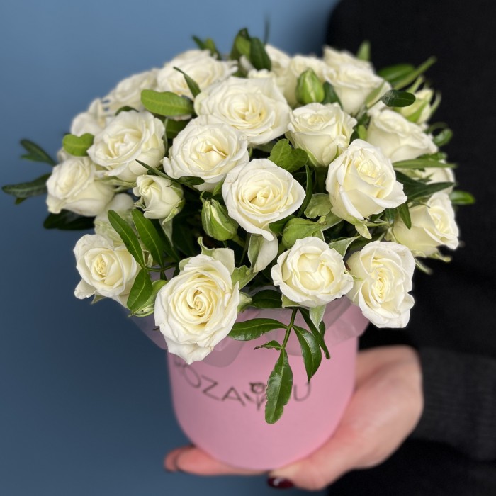 7 кустовых роз Сноуфлейк в коробке