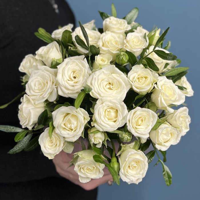 7 кустовых роз Сноуфлейк в коробке