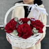 7 пышных красных роз Хартс с эвкалиптом в корзине
