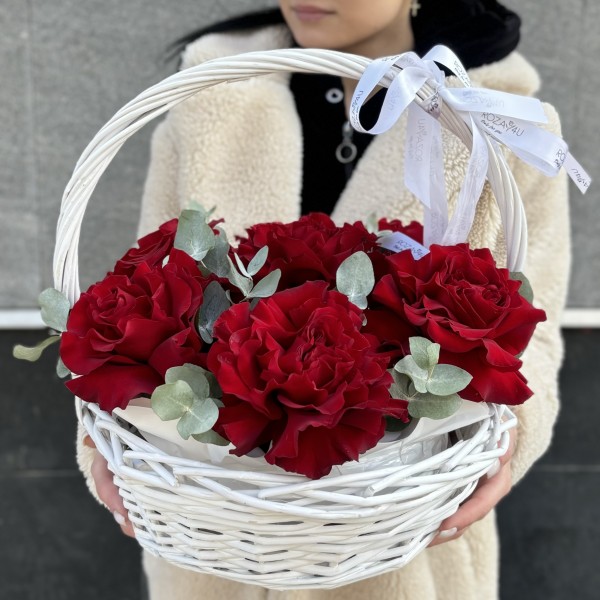 7 пышных красных роз Хартс с эвкалиптом в корзине
