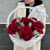 7 пышных красных роз Хартс с эвкалиптом в корзине