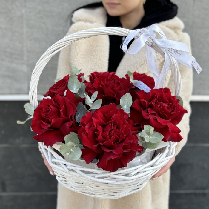 7 пышных красных роз Хартс с эвкалиптом в корзине