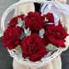 7 пышных красных роз Хартс с эвкалиптом в корзине