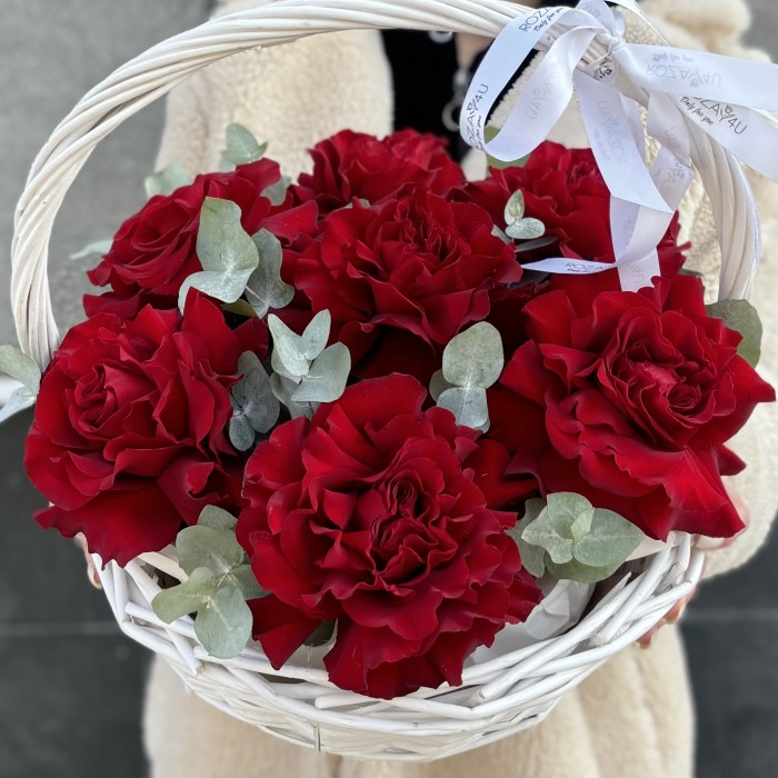 7 пышных красных роз Хартс с эвкалиптом в корзине