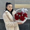 7 пышных красных роз Хартс с эвкалиптом в корзине