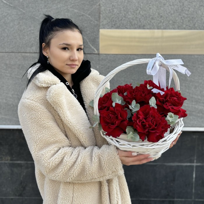 7 пышных красных роз Хартс с эвкалиптом в корзине