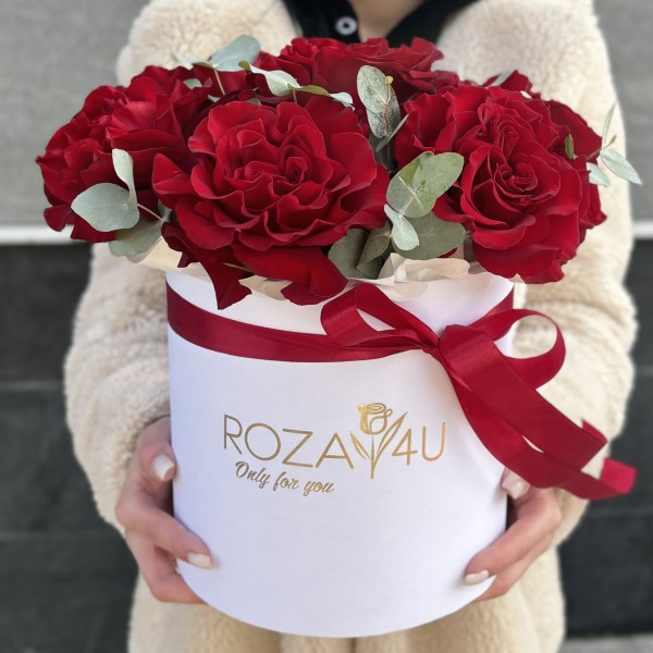 7 пышных роз Хартс с эвкалиптом в коробке