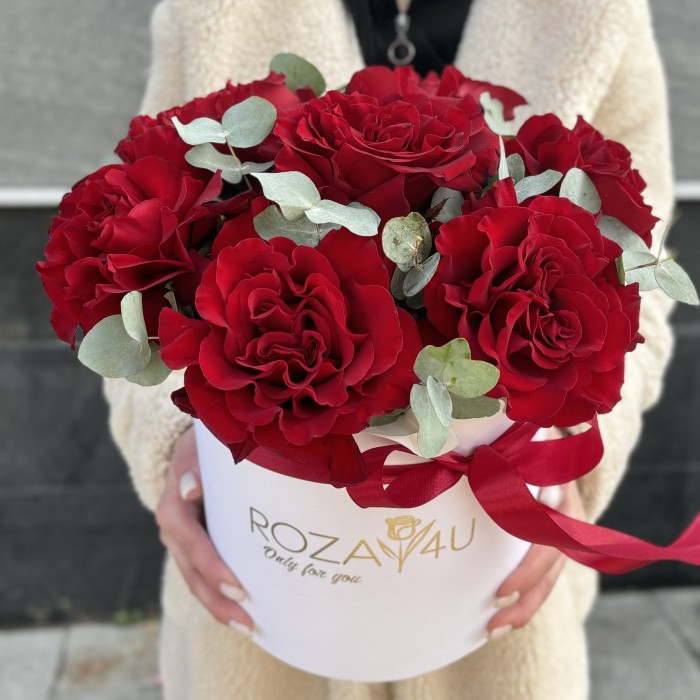 7 пышных роз Хартс с эвкалиптом в коробке