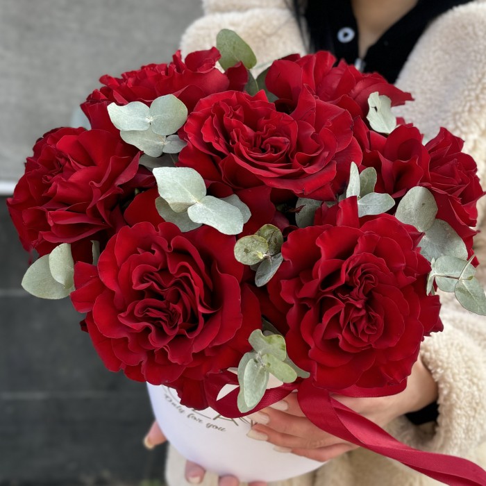 7 пышных роз Хартс с эвкалиптом в коробке