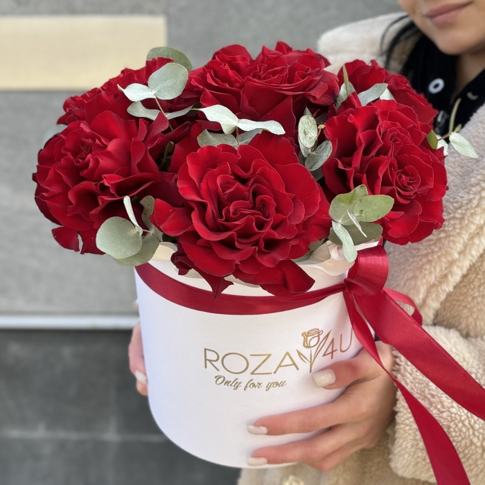 7 пышных роз Хартс с эвкалиптом в коробке