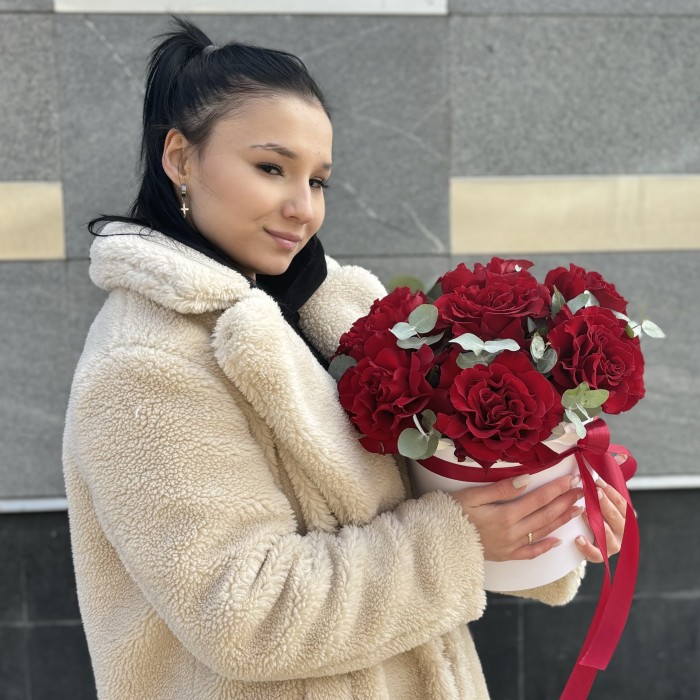 7 пышных роз Хартс с эвкалиптом в коробке