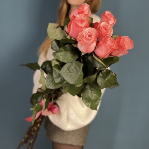 7 розовых роз Би Свит 80 см