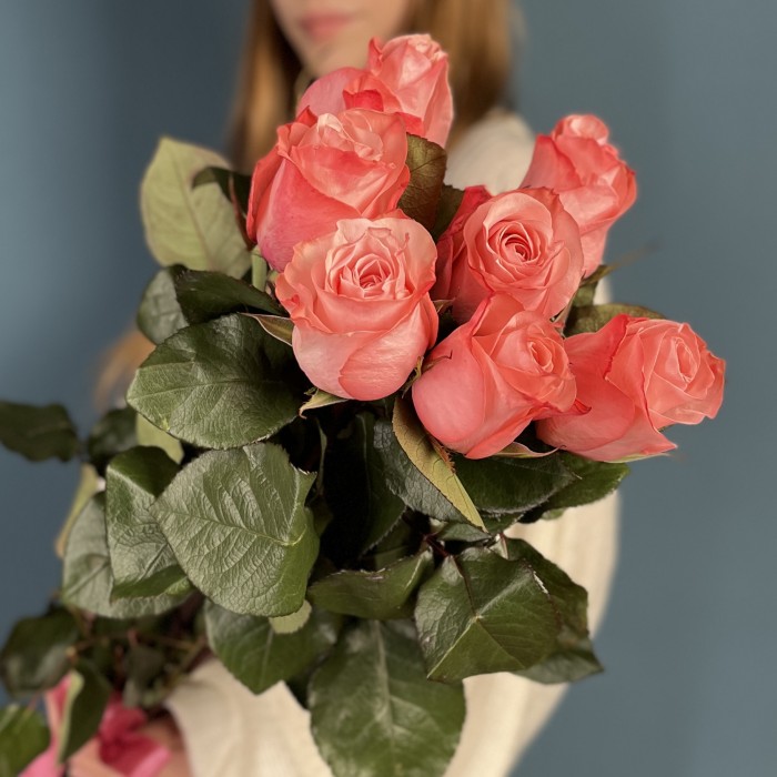 7 розовых роз Би Свит 80 см