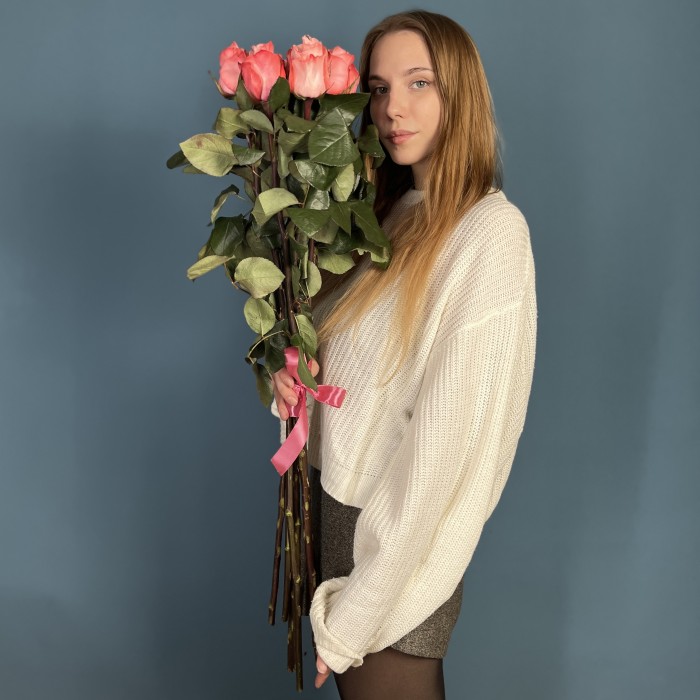 7 розовых роз Би Свит 80 см