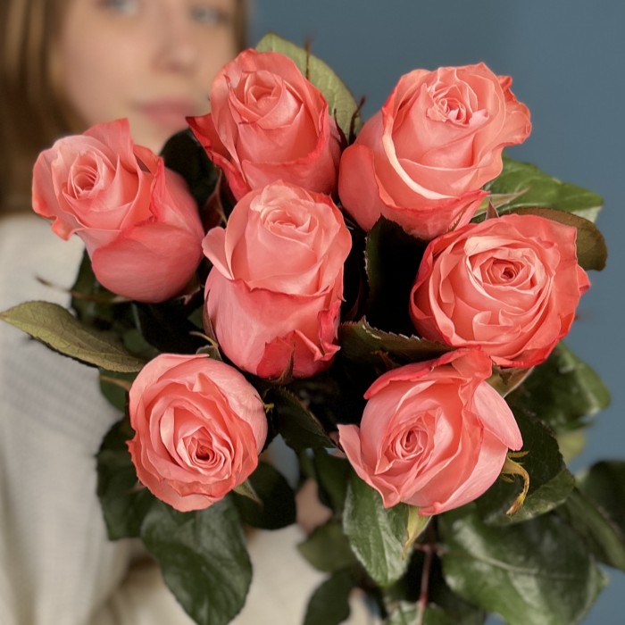 7 розовых роз Би Свит 80 см