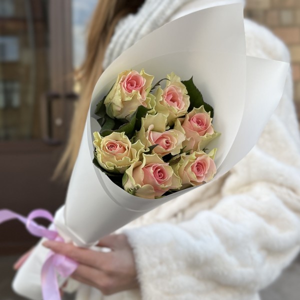 7 нежно-розовых роз Топ-гир 50 см