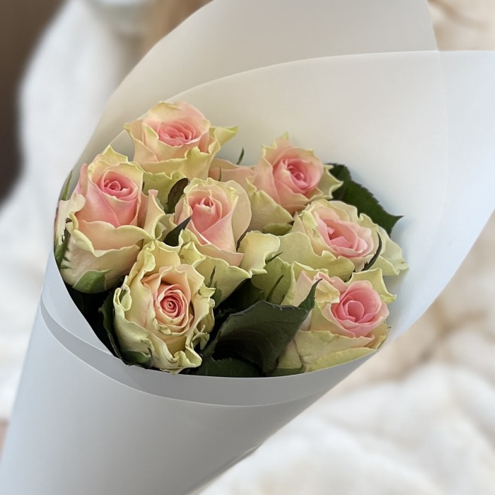 7 нежно-розовых роз Топ-гир 50 см