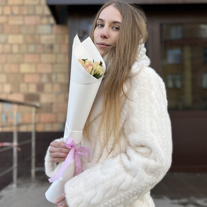 7 нежно-розовых роз Топ-гир 50 см