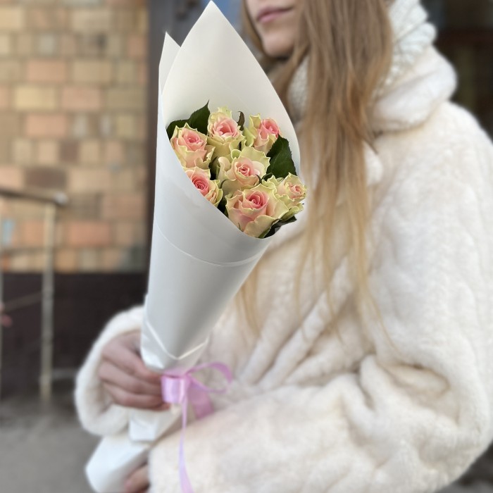 7 нежно-розовых роз Топ-гир 50 см