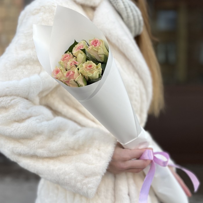 7 нежно-розовых роз Топ-гир 50 см