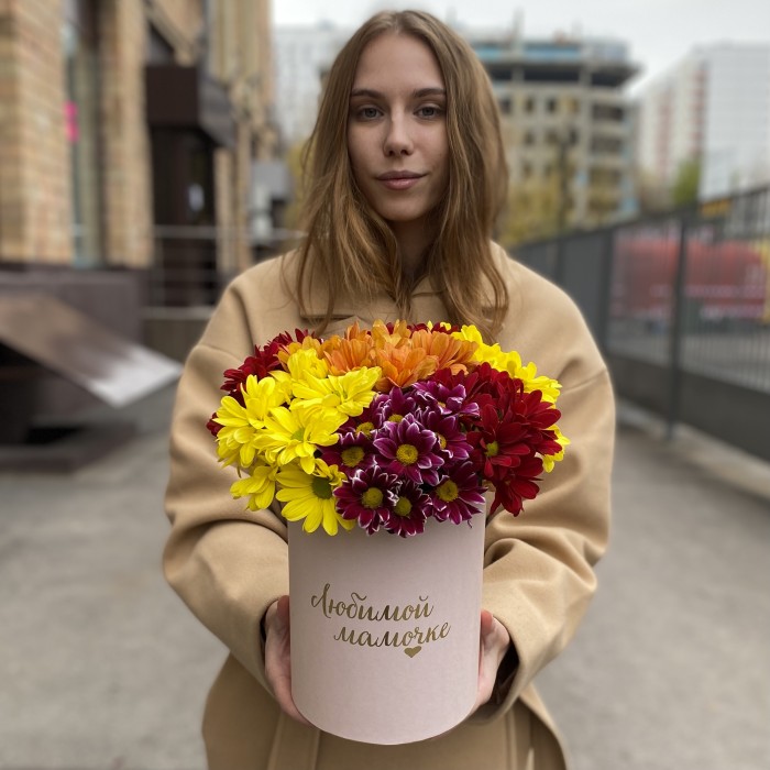 7 ярких кустовых хризантем микс в коробке Любимой Мамочке