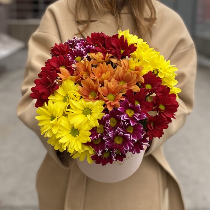 7 ярких кустовых хризантем микс в коробке Любимой Мамочке