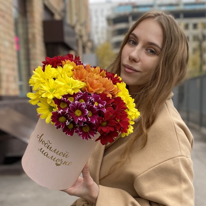 7 ярких кустовых хризантем микс в коробке Любимой Мамочке