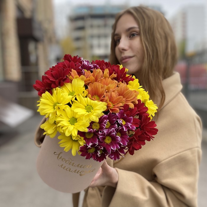 7 ярких кустовых хризантем микс в коробке Любимой Мамочке