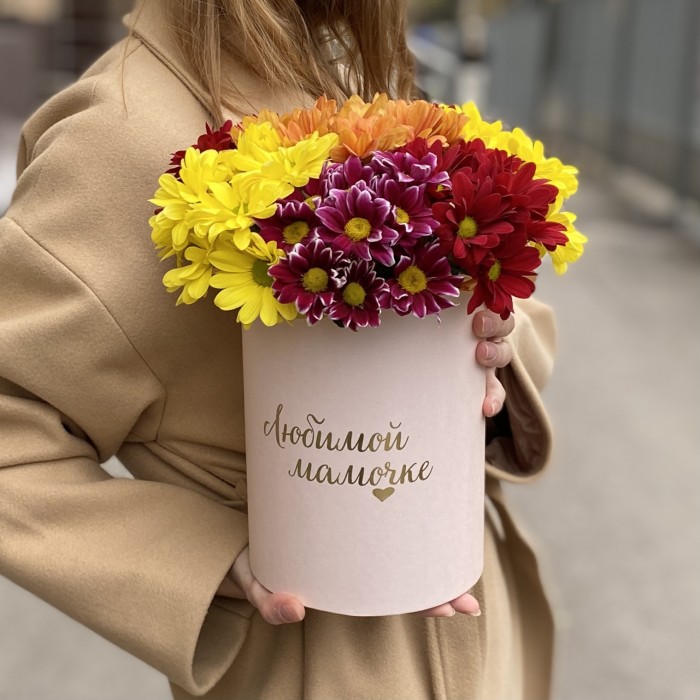 7 ярких кустовых хризантем микс в коробке Любимой Мамочке