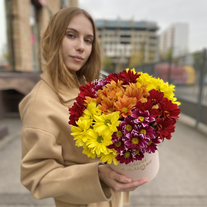 7 ярких кустовых хризантем микс в коробке Любимой Мамочке
