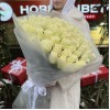 75 длинных белых роз 70 см