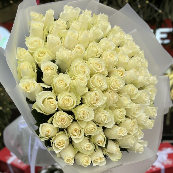75 длинных белых роз 70 см