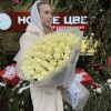 75 длинных белых роз 70 см