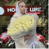 75 длинных белых роз 70 см