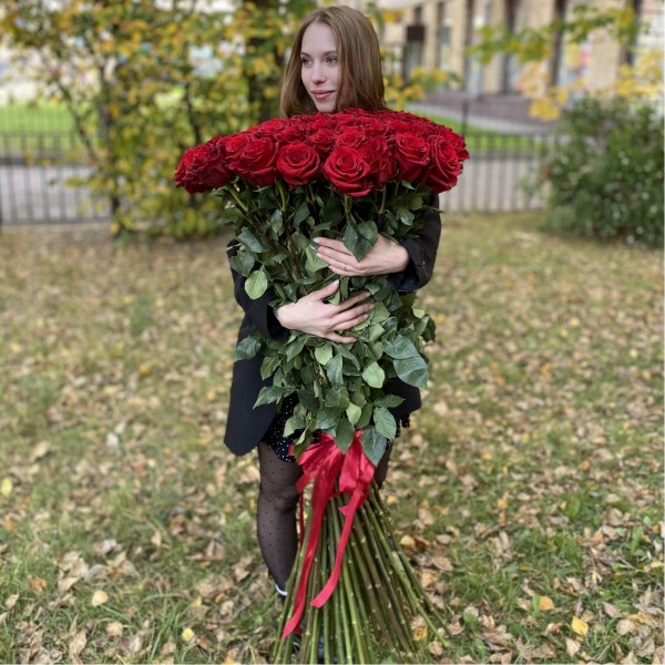 75 ароматных красных роз 120 см