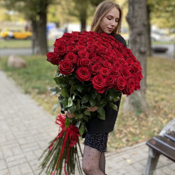 75 ароматных красных роз 120 см
