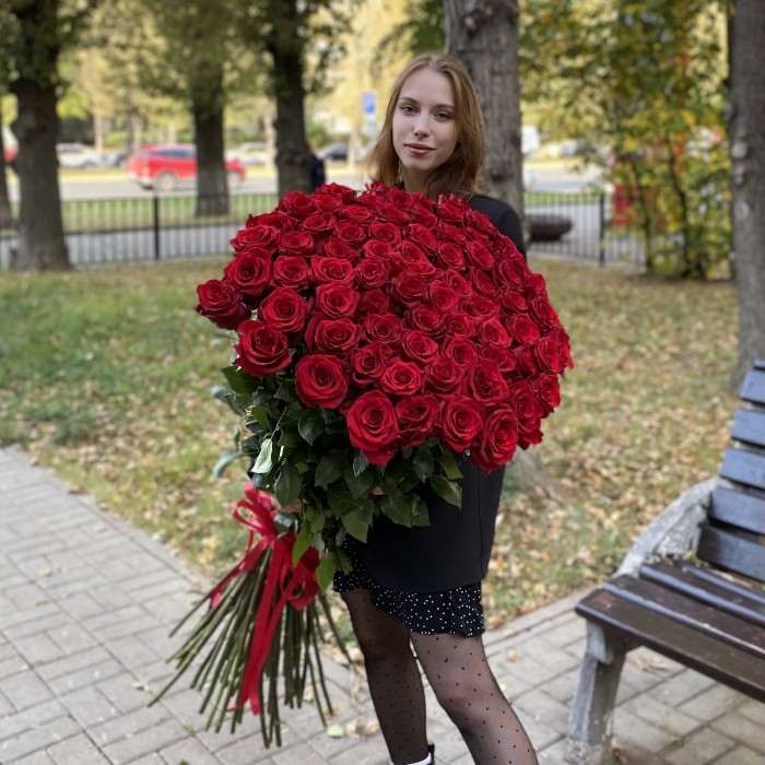 75 ароматных красных роз 120 см